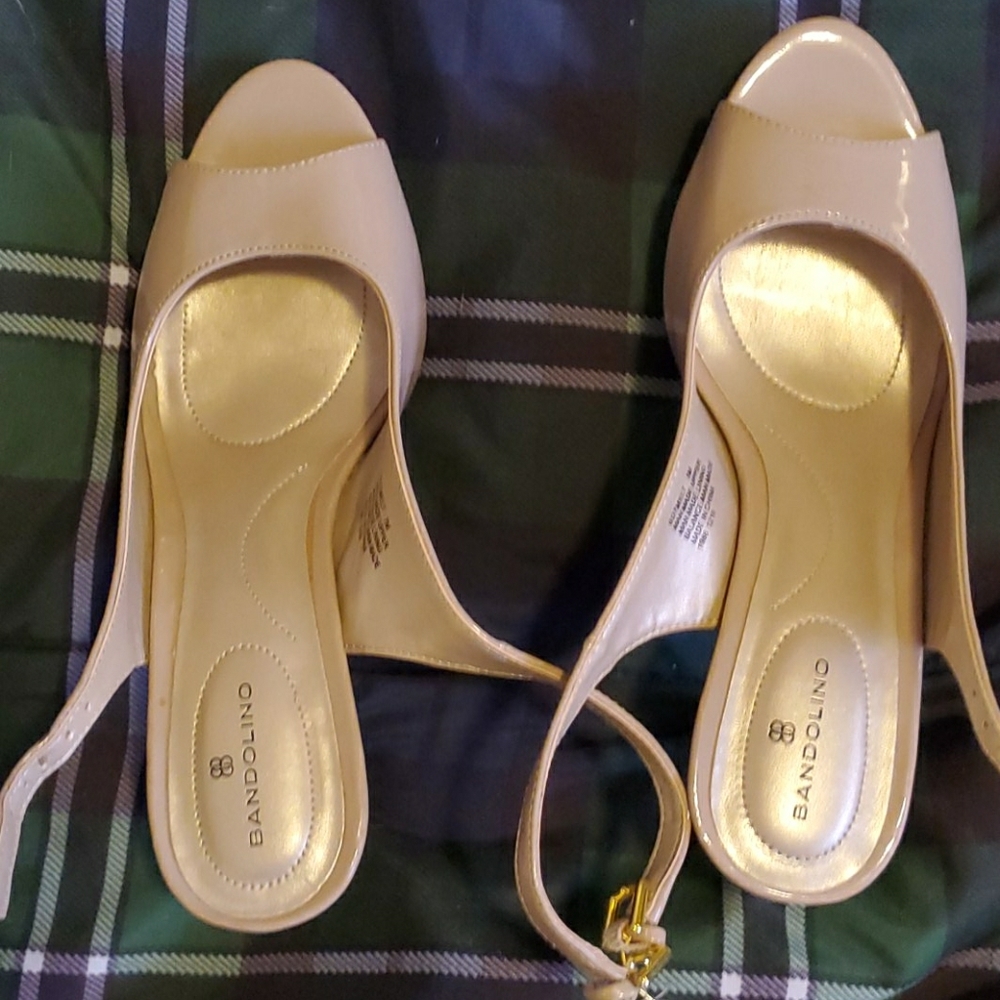 Light brown mid heel shoe